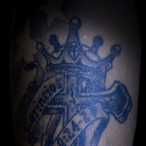   Татуировка „Кръст и корона“.