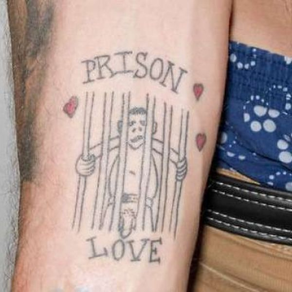   Татуировка „PRISON LOVE“.