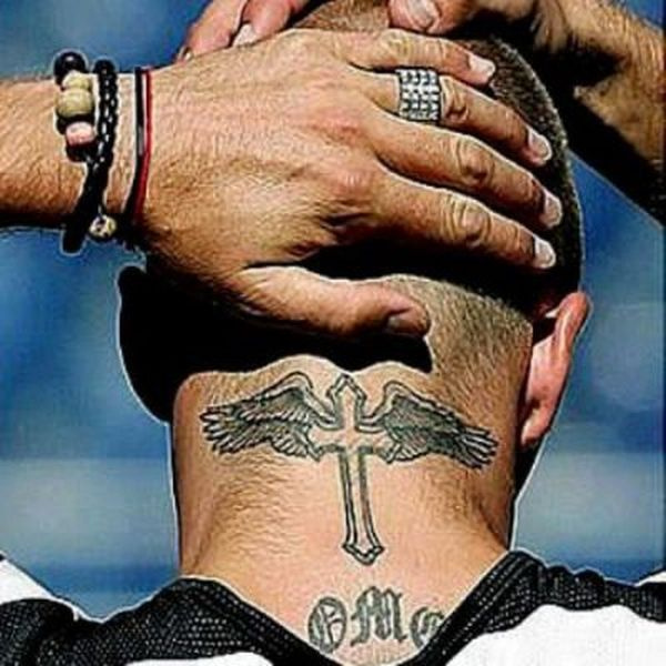   Татуировка „Кръст и крила“.