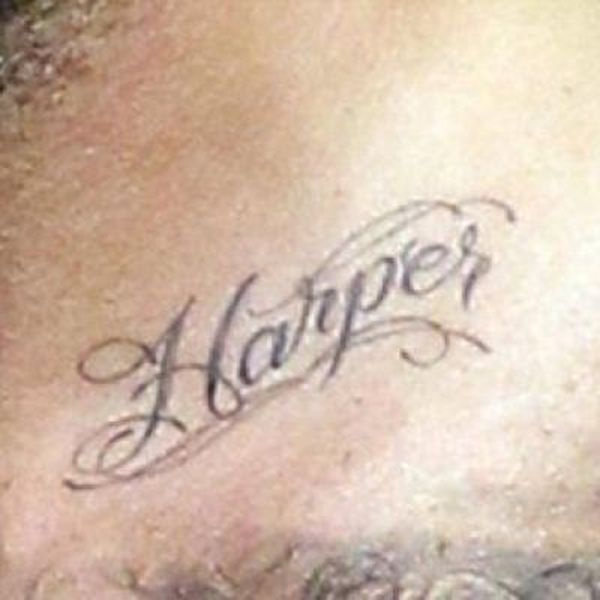   Татуировка 'Харпър'.